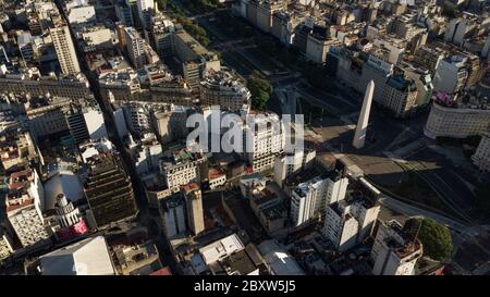 Luftaufnahme des berühmten Obelisken und der Umgebung in Buenos Aires, Argentinien während der Sonnenuntergangszeit ohne Menschen oder Verkehr aufgrund von Quarantäne Stockfoto