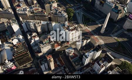 Luftaufnahme des berühmten Obelisken und der Umgebung in Buenos Aires während der Sonnenuntergangszeit ohne Menschen oder Verkehr aufgrund der Quarantäne 2020 Stockfoto