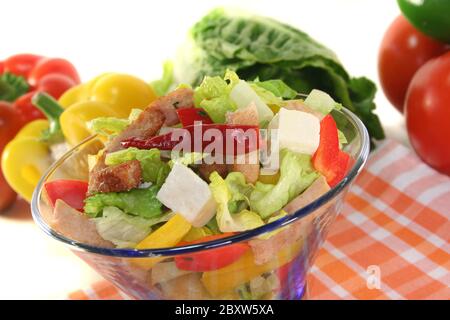 Gemischter Salat mit putenstreifen Stockfoto