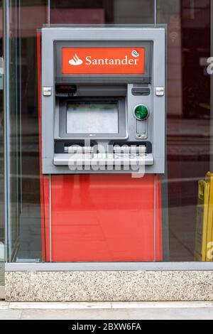 London, Großbritannien. Juni 2020. Santander Geldautomat vor einer ihrer Filialen gesehen. Kredit: Dave Rushen/SOPA Images/ZUMA Wire/Alamy Live News Stockfoto