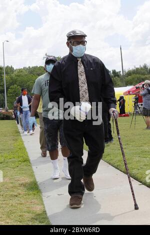 Houston, USA. Juni 2020. Die Leute kommen zur Öffentlichkeit für George Floyd in Houston, Texas, die Vereinigten Staaten, 8. Juni 2020. Eine öffentliche Besichtigung für George Floyd, einen afroamerikanischen Mann, der während der Polizeigewahrsam starb, ist am Montag in Houston, Texas, den Vereinigten Staaten im Gange. Kredit: Steven Song/Xinhua/Alamy Live News Stockfoto