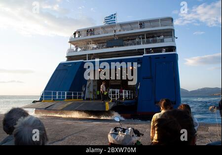 Koufonissi - Griechenland - 4. Juni 2009: Die Fähre kommt am frühen Morgen auf der schönen griechischen Insel Koufonissi an. Passagiere steigen für ihre Reise ein Stockfoto