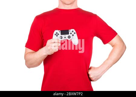 Mann in rotem T-Shirt hält Gamepad und Videospiele isoliert weiß spielen Stockfoto