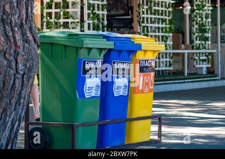 Drei Recycling-Container für Glas, Kunststoff und Papier auf einer Stadtstraße Stockfoto