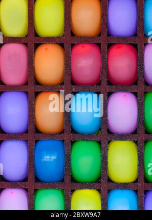 Helle, mehrfarbige Ballons in den Zellen Stockfoto