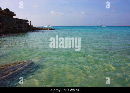 Das blaue Meer von ​​Cala Saona im Sommer in Formentera auf den balearen Stockfoto