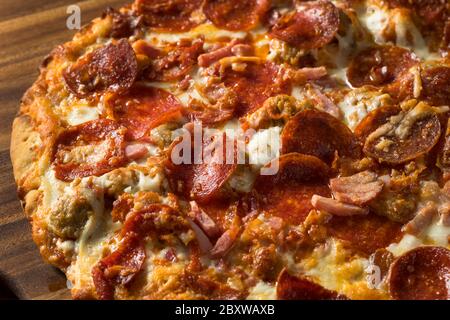 Herzhafte hausgemachte Fleischliebhaber Pizza mit Pepperoni und Bacon Stockfoto