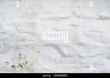Zementwand haben Kopierraum für Text. Weißer Texturhintergrund, verputzte Wand. Textur von grobkörmigen Gipswand. Stockfoto