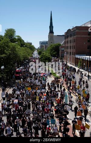 Chicago, IL, USA. Juni 2020. Über 30,000 Chicagoer protestierten am Samstag, den 6. Juni 2020, gegen den Tod von George Floyd. Der marsch begann im Union Park, auf der Westseite. Dann endete Caprirni Green, nördlich der Schleife. Kredit: Rick Majewski/ZUMA Wire/Alamy Live News Stockfoto