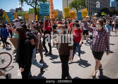 Chicago, IL, USA. Juni 2020. Über 30,000 Chicagoer protestierten am Samstag, den 6. Juni 2020, gegen den Tod von George Floyd. Der marsch begann im Union Park, auf der Westseite. Dann endete Caprirni Green, nördlich der Schleife. Kredit: Rick Majewski/ZUMA Wire/Alamy Live News Stockfoto