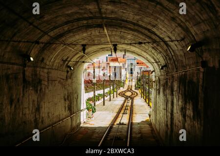 Nazare, Portugal: Der schmale Durchgang zwischen den Gebäuden auf der Funicular Linie Nazare verbindet zwei Teile des Dorfes Stockfoto