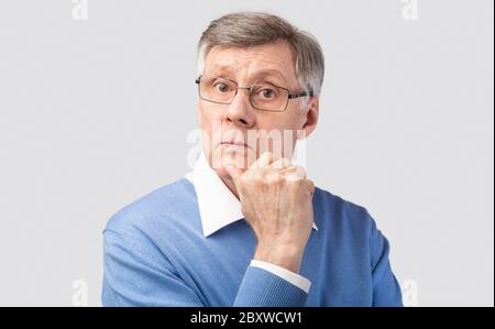 Ernst Älterer Mann Posiert Auf Kamera, Studio-Aufnahme Stockfoto