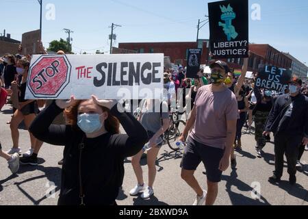 Chicago, IL, USA. Juni 2020. Über 30,000 Chicagoer protestierten am Samstag, den 6. Juni 2020, gegen den Tod von George Floyd. Der marsch begann im Union Park, auf der Westseite. Dann endete Caprirni Green, nördlich der Schleife. Kredit: Rick Majewski/ZUMA Wire/Alamy Live News Stockfoto