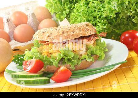 Bagel mit Rührei und Speck Stockfoto