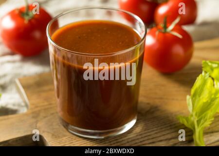 Hausgemachte würzige Tomatensaft im Glas Stockfoto