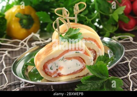 Pfannkuchen mit Lachs und Frischkäse Stockfoto