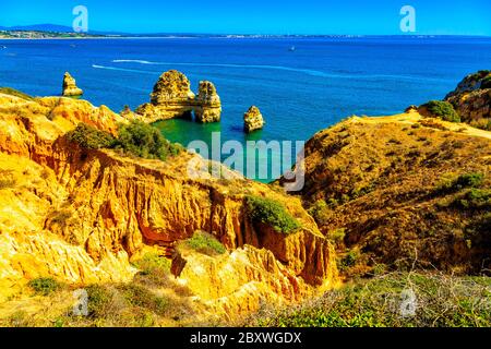 Schöne sandige ciffs entlang der Algarve Küste neer Lagos Stadt, Portugal Stockfoto