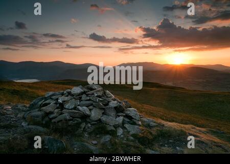 Sonnenuntergang über Blencathra von Arthurs Pike, Lake District, Großbritannien Stockfoto