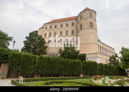 Mikulov Schloss ist in der Stadt Mikulov in Südmähren, Tschechische Republik. Das ehemalige Liechtenstein und später Diestrischstein Schloss auf dem Felsen hat b Stockfoto