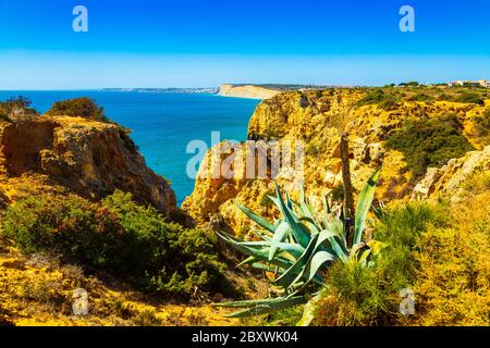 Schöne sandige ciffs entlang der Algarve Küste neer Lagos Stadt, Portugal Stockfoto