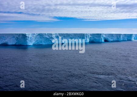 Blauer Eisberg mit Höhlen in Admiralty Bay, Antarktis. Stockfoto