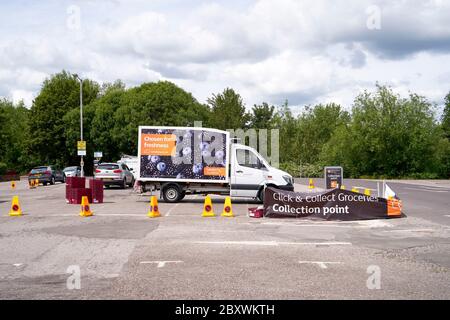 Sainsbury's Supermarkt Lieferung van klicken und sammeln Punkt während Covid-19 Coronavirus Notfall Stockfoto