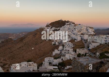 Serifos Dorf, Serifos Insel, Griechenland. Blick auf das Dorf nach Sonnenuntergang. Blaue Stunde. Weiße Häuser mit kykladischer Architektur, auf dem Hügel. Stockfoto