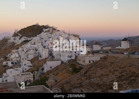 Serifos Dorf, Serifos Insel, Griechenland. Blick auf das Dorf nach Sonnenuntergang. Blaue Stunde. Weiße Häuser mit kykladischer Architektur, auf dem Hügel. Stockfoto