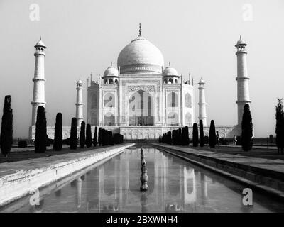 Taj Mahal Mausoleum in Agra, Indien. Schwarzweiß-Bild. Stockfoto