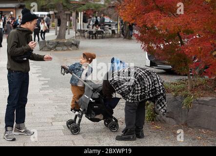Eine japanische Familie genießt einen Spaziergang und Zeit zusammen in Arashiyama, Kyoto, Japan. Stockfoto