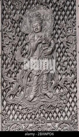 Ein Detail von Buddah. Relief auf einer der achteckigen Laternen-Platten vor der Großen Buddha-Halle, Tōdai-ji Tempel, Nara, Japan. Stockfoto