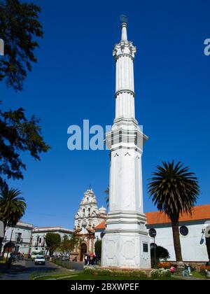 Weißer Obelisk der Freiheit auf dem Platz der Freiheit in Sucre, Bolivien Stockfoto