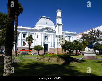 Weißes Kolonialgebäude des Obersten Gerichtshofs, Sucre, Bolivien Stockfoto