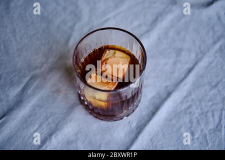 Kalter Kaffee mit zwei Eiswürfeln, Konzept für kalten Kaffee Stockfoto