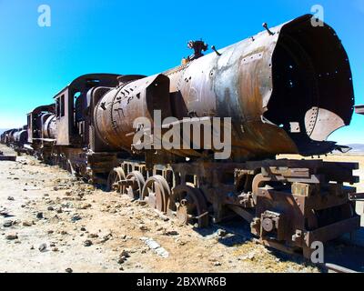 Alte rostige Dampflokomotive im Eisenbahnfriedhof oder cementerio de trenes bei Uyuni, Bolivien, schwarz-weiß Bild Stockfoto