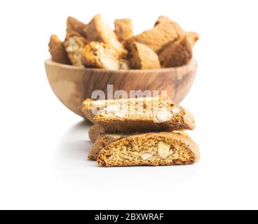 Süße italienische Cantuccini-Kekse. Mandeln Kekse isoliert auf weißem Hintergrund. Stockfoto