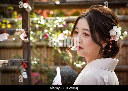 Eine junge Japanerin in traditioneller Kleidung in Kyoto, Japan. Stockfoto