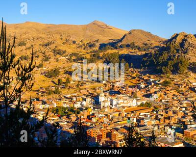 Arial Blick auf Copacabana Stadt mit weißer Basilika unserer Lieben Frau von Copacabana, Bolivien, Lateinamerika. Stockfoto