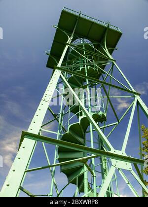 Grüner Aussichtsturm mit Wendeltreppe aus Stahl Stockfoto