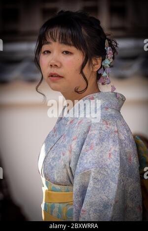 Eine junge Japanerin in traditioneller Kleidung in Kyoto, Japan. Stockfoto