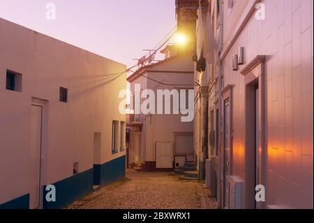 Leere Straße in der Dämmerung. Nazare, Portugal Stockfoto