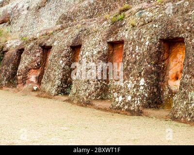 Geheimnisvolle Nischen im Felsen, El Fuerte de Samaipata, Bolivien, Südamerika. UNESCO-Weltkulturerbe. Stockfoto