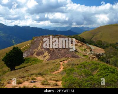 Fünf Nischen im Felsen in der archäologischen Stätte El fuerte von Samaipata (Bolivien) Stockfoto