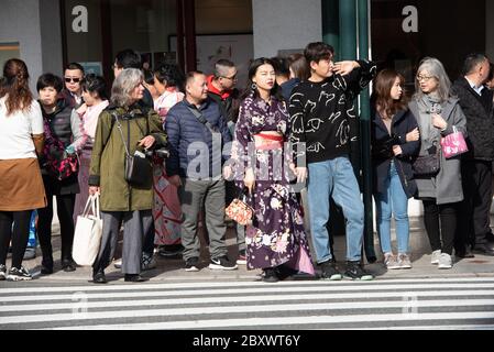 Die Menschen warten darauf, die Straße bei einem Fußgängerüberweg im alten Stadtteil Gion, Kyoto, Japan zu überqueren Stockfoto
