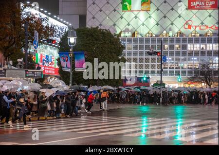 Ein Abschnitt der berühmten Shibuya Crossing, oder Shibuya Scramble Crossing, ist eine beliebte Scramble Crossing in Shibuya, Tokio, Japan. Stockfoto