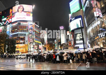 Ein Abschnitt der berühmten Shibuya Crossing, oder Shibuya Scramble Crossing, ist eine beliebte Scramble Crossing in Shibuya, Tokio, Japan. Stockfoto