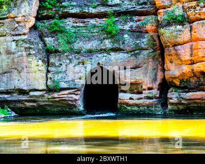 Alte Felsenkanal des Flusses Ploucnice in Sandsteinwand in der Nähe von Straz pod Ralskem in Tschechien. Stockfoto
