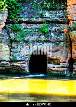 Alte Felsenkanal des Flusses Ploucnice in Sandsteinwand in der Nähe von Straz pod Ralskem in Tschechien. Stockfoto