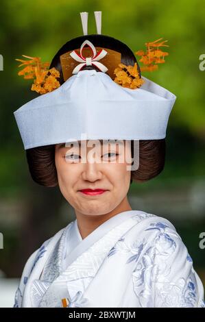 Japanische Braut in traditionellem Kimono und Kopfschmuck kurz vor der Hochzeitszeremonie im Meiji Jingu-Schrein, Tokio Japan Stockfoto