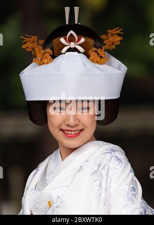 Japanische Braut in traditionellem Kimono und Kopfschmuck kurz vor der Hochzeitszeremonie im Meiji Jingu-Schrein, Tokio Japan Stockfoto